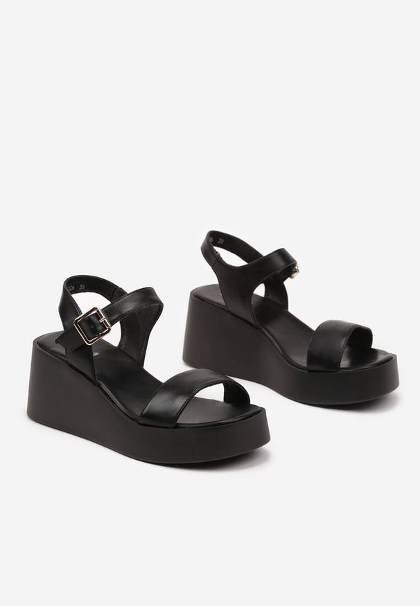 Renee - Czarne Sandały na Koturnie w Eleganckim Stylu Zolvesa. Okazja: na co dzień. Zapięcie: klamry. Kolor: czarny. Materiał: jeans. Obcas: na koturnie. Styl: elegancki