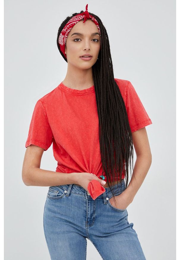 Superdry t-shirt bawełniany kolor czerwony. Okazja: na co dzień. Kolor: czerwony. Materiał: bawełna. Długość rękawa: krótki rękaw. Długość: krótkie. Wzór: gładki. Styl: casual