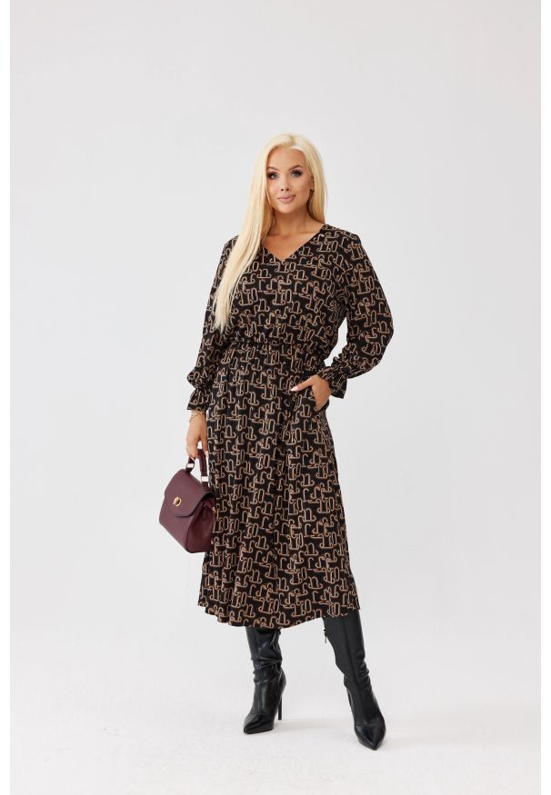 Moda Size Plus Iwanek - Wiskozowa sukienka Marlen MIDI w geometryczny wzór - z gumką w pasie i kieszeniami PLUS SIZE XXL OVERSIZE JESIEŃ. Okazja: do pracy, na co dzień. Kolekcja: plus size. Wzór: geometria. Typ sukienki: oversize, dla puszystych. Materiał: wiskoza. Długość rękawa: długi rękaw. Sezon: jesień. Styl: casual, elegancki. Długość: midi