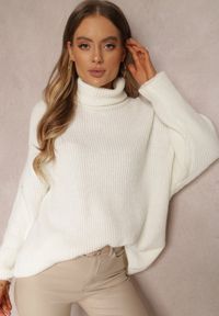 Renee - Biały Golf Oversize Malia. Okazja: na co dzień. Typ kołnierza: golf. Kolor: biały. Materiał: dzianina, skóra, jeans, wiskoza. Długość rękawa: długi rękaw. Długość: długie. Wzór: ze splotem, prążki. Styl: casual, klasyczny #4