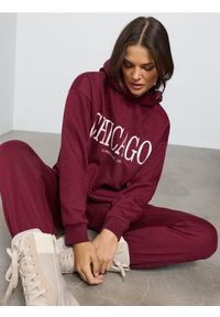 Sinsay - Bluza hoodie z napisem Chicago - bordowy. Kolor: czerwony. Wzór: napisy #1