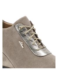 Beżowe Półbuty Libero Damskie Buty Na Koturnie. Okazja: do pracy, na randkę. Kolor: beżowy. Materiał: skóra, zamsz. Szerokość cholewki: normalna. Obcas: na koturnie. Styl: klasyczny #2