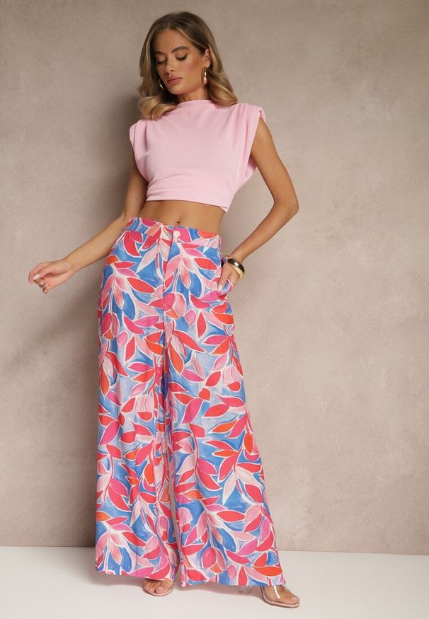 Renee - Różowe Spodnie z Wiskozy o Szerokim Kroju High Waist z Geometrycznym Motywem Ralianea. Okazja: na co dzień. Stan: podwyższony. Kolor: różowy. Materiał: wiskoza. Wzór: geometria. Styl: elegancki, casual