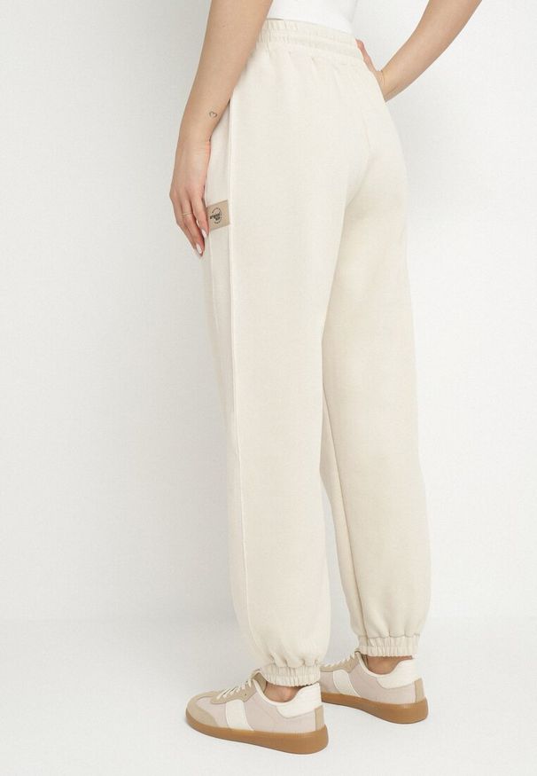 Born2be - Jasnobeżowe Bawełniane Spodnie Dresowe o Kroju Jogger Falorwena. Okazja: na co dzień. Kolor: beżowy. Materiał: bawełna, dresówka. Styl: klasyczny, casual