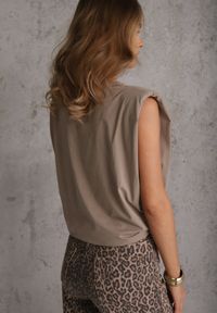Renee - Beżowy Wiązany Top Oversize z Bawełny Bez Rękawów z Poduszkami w Ramionach Othrassa. Okazja: na co dzień, na randkę. Kolor: beżowy. Materiał: bawełna. Długość rękawa: bez rękawów. Długość: krótkie. Styl: casual #7
