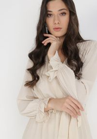 Born2be - Beżowa Sukienka Pronynome. Kolor: beżowy. Materiał: tkanina, guma. Wzór: aplikacja. Typ sukienki: kopertowe. Długość: mini #6