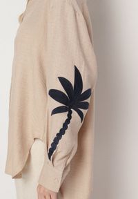 Born2be - Beżowa Koszula Ozdobiona Haftem na Rękawach Natiluna. Typ kołnierza: kołnierzyk klasyczny. Kolor: beżowy. Materiał: jeans. Wzór: aplikacja, haft. Styl: klasyczny #7