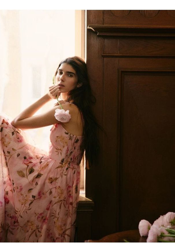 Reserved - Asymetryczna sukienka w kwiaty - wielobarwny. Materiał: tkanina. Wzór: kwiaty. Typ sukienki: asymetryczne