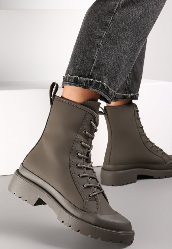 Renee - Zielone Botki Sznurowane Gemini. Okazja: na co dzień. Nosek buta: okrągły. Kolor: zielony. Materiał: skóra, jeans. Obcas: na obcasie. Styl: elegancki, casual. Wysokość obcasa: średni