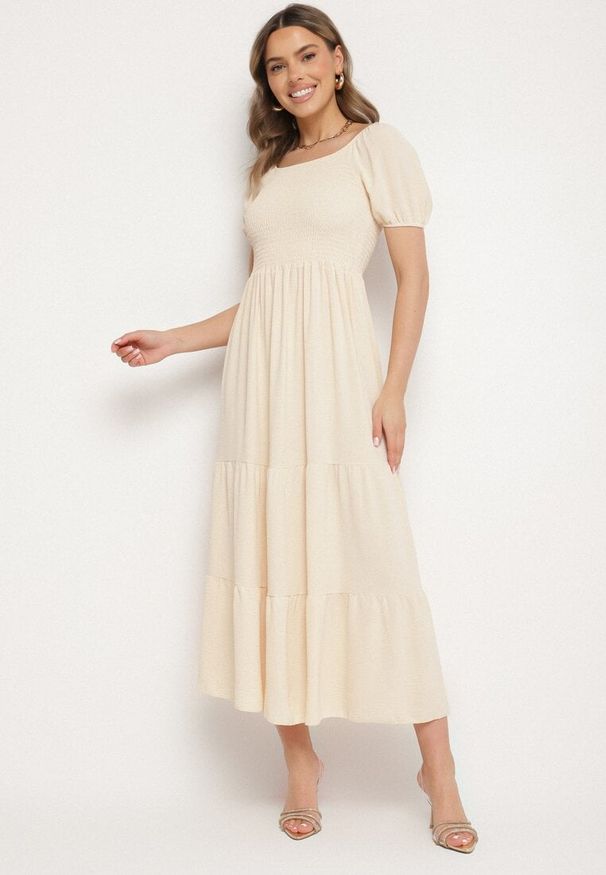 Born2be - Jasnobeżowa Rozkloszowana Sukienka z Dekoltem Typu Hiszpanka z Marszczeniem Lumorice. Okazja: na co dzień. Typ kołnierza: dekolt hiszpanka. Kolor: beżowy. Styl: casual, elegancki