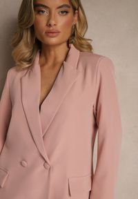 Renee - Jasnoróżowa Marynarka Dwurzędowa Tanou. Kolor: różowy. Długość rękawa: długi rękaw. Długość: długie. Styl: klasyczny, elegancki #4