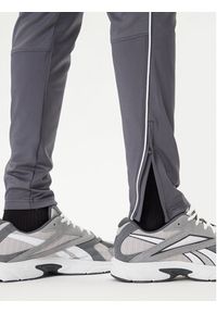 Under Armour Spodnie dresowe Challenger Training 6004044 Szary Slim Fit. Kolor: szary. Materiał: dresówka #2