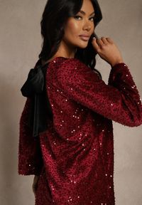 Renee - Czerwona Sukienka z Odkrytymi Plecami z Kokardą Zdobiona Cekinami Carilyera. Okazja: na imprezę. Typ kołnierza: kokarda. Kolor: czerwony. Materiał: wiskoza, elastan. Wzór: aplikacja. Styl: wizytowy, klasyczny #4