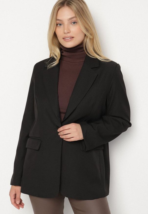 Born2be - Czarna Jednorzędowa Marynarka z Usztywnioną Linią Ramion Tiolinda. Okazja: na spotkanie biznesowe, do pracy, na co dzień. Kolekcja: plus size. Kolor: czarny. Materiał: jeans. Styl: biznesowy, casual, elegancki