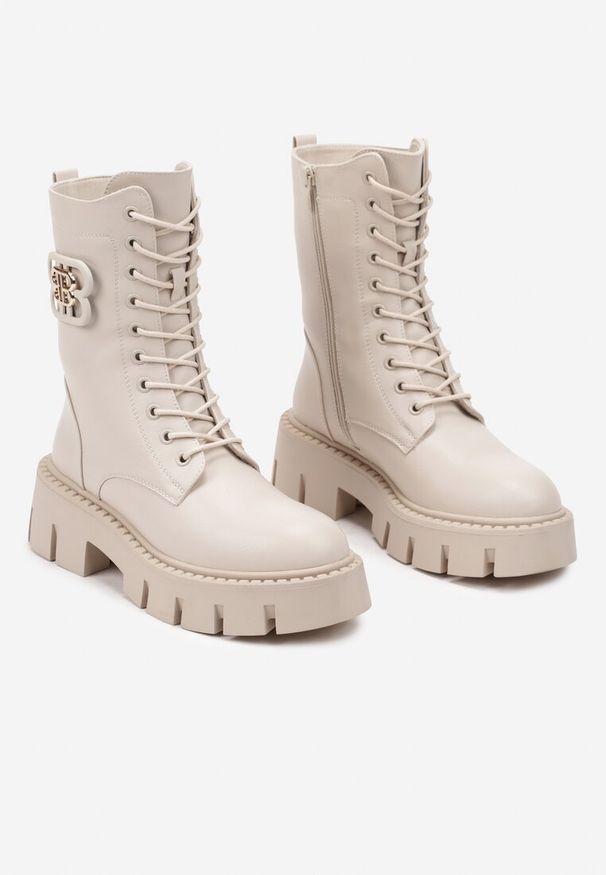 Born2be - Beżowe Botki na Grubej Podeszwie z Ozdobną Klamrą na Boku Irimare. Okazja: na co dzień. Zapięcie: klamry. Kolor: beżowy. Szerokość cholewki: normalna. Styl: casual, klasyczny