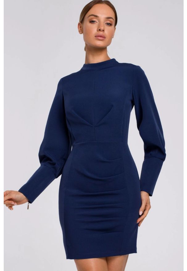 Sukienki.shop - Marszczona sukienka z bufiastymi rękawami granatowa. Okazja: na imprezę, na randkę. Typ kołnierza: kołnierzyk stójkowy. Kolor: niebieski. Materiał: elastan, tkanina. Styl: wizytowy, elegancki. Długość: mini