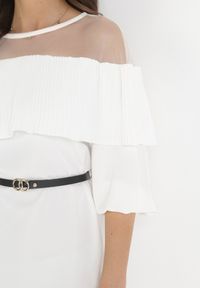 Born2be - Biała Sukienka z Plisowaną Falbanką i Cienkim Paskiem Aniva. Kolor: biały. Materiał: skóra. Długość: mini #3