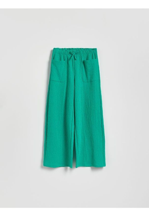 Reserved - Strukturalne spodnie z wiązaniem - zielony. Kolor: zielony. Materiał: dzianina, bawełna