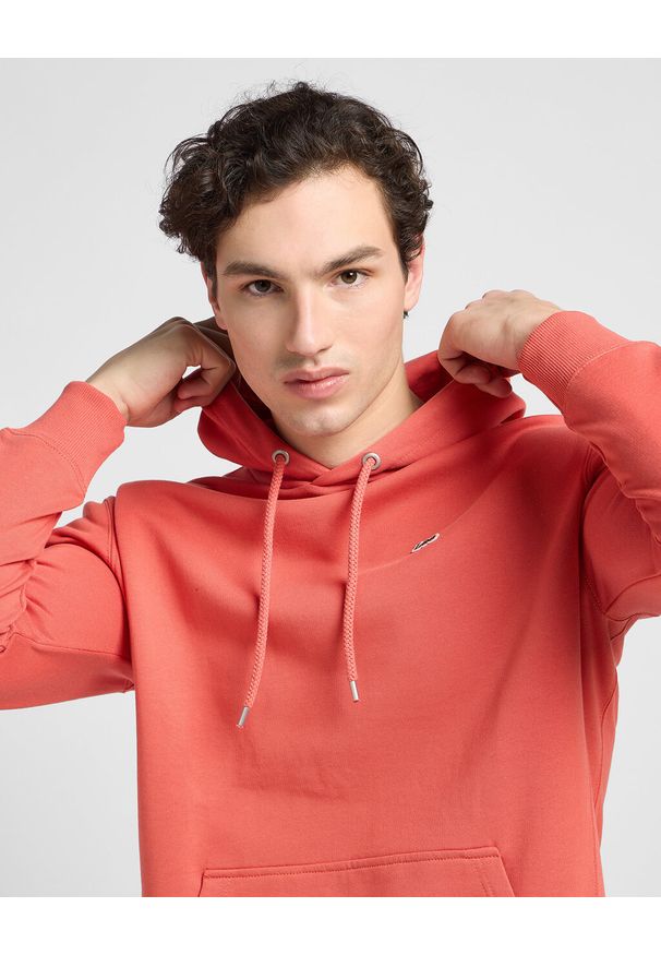 Lee - MĘSKA BLUZA Z KAPTUREM LEE PLAIN HOODIE POPPY 112353275 L80Y015640. Typ kołnierza: kaptur