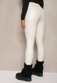Renee - Białe Legginsy Push-Up z Ekoskóry Ocieplone Polarkiem Alabella. Okazja: na co dzień. Kolor: biały. Materiał: polar. Styl: casual, elegancki
