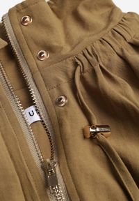 Renee - Zielona Oversizowa Kurtka Przejściowa o Kroju Bombki z Bawełny i Wiskozy Birana. Okazja: na co dzień. Typ kołnierza: kaptur. Kolor: zielony. Materiał: wiskoza, bawełna. Styl: casual #5