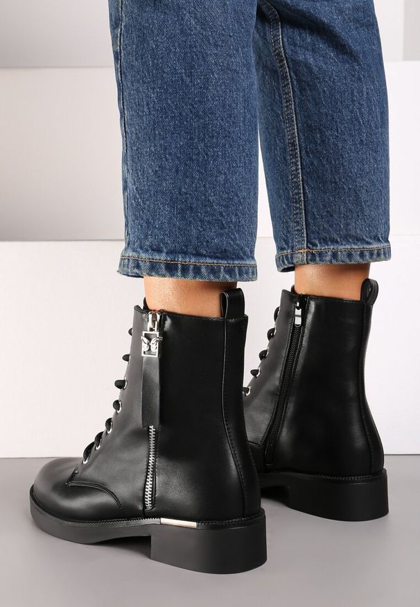 Born2be - Czarne Płaskie Botki w Stylu Workerów Ozdobione Metalicznym Suwakiem Naithia. Okazja: na co dzień. Kolor: czarny. Materiał: wełna, jeans, skóra. Wzór: aplikacja. Obcas: na obcasie. Styl: casual, elegancki, rockowy. Wysokość obcasa: niski