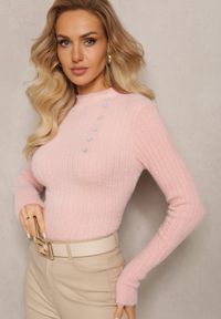 Renee - Jasnoróżowy Wełniany Sweter z Biżuteryjnymi Guzikami i Dłuższym Włosiem Tuvelio. Kolor: różowy. Materiał: wełna. Długość: długie #4