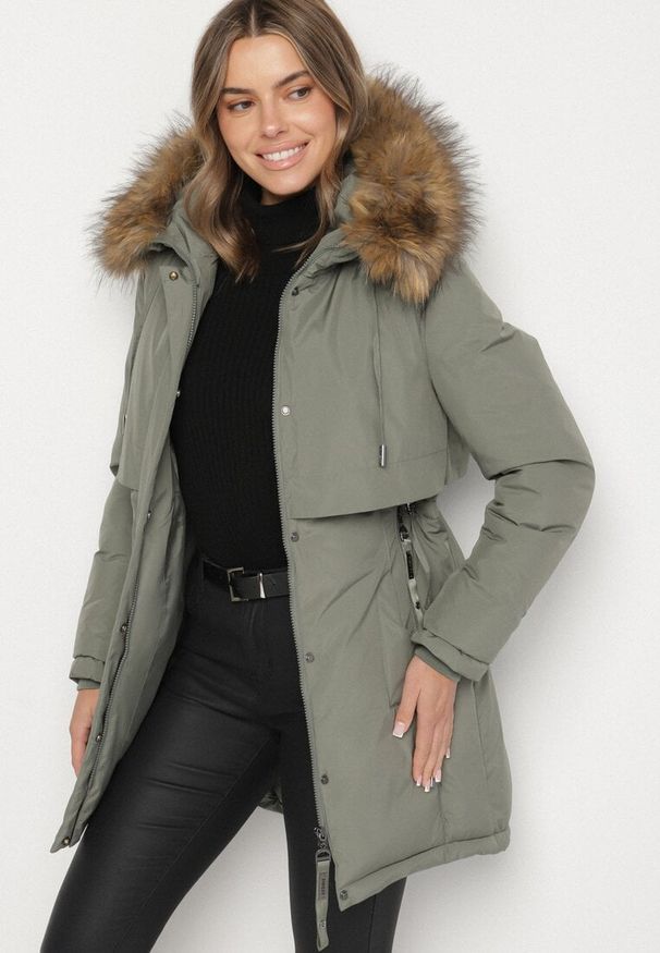 Born2be - Zielona Casualowa Kurtka Parka z Kapturem z Futerkiem Nallorea. Okazja: na co dzień. Typ kołnierza: kaptur. Kolor: zielony. Materiał: futro. Styl: casual