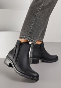 Born2be - Czarne Botki do Kostki Zdobione Suwakiem przy Cholewce Ilosela. Okazja: na co dzień. Zapięcie: zamek. Kolor: czarny. Materiał: jeans. Szerokość cholewki: normalna. Wzór: aplikacja. Obcas: na płaskiej podeszwie. Styl: casual, elegancki