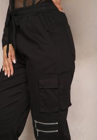 Renee - Czarne Bawełniane Spodnie z Kieszeniami Cargo i Nogawkami Jogger Aniret. Kolor: czarny. Materiał: bawełna. Wzór: aplikacja #4