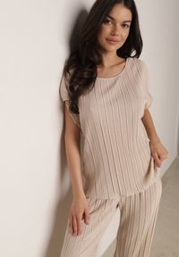 Born2be - Beżowa Bluzka na Krótki Rękaw z Plisowanej Tkaniny Undirea. Okazja: do pracy, na co dzień. Kolor: beżowy. Materiał: tkanina. Długość rękawa: krótki rękaw. Długość: krótkie. Styl: elegancki, klasyczny, casual #1