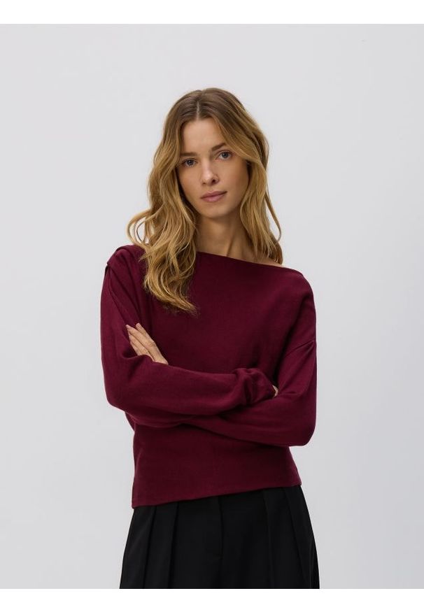 Reserved - Sweter z błyszczącą aplikacją - bordowy. Kolor: czerwony. Materiał: dzianina, wełna. Wzór: aplikacja