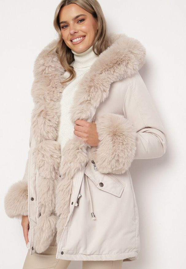 Born2be - Jasnobeżowa Kurtka Parka z Kapturem i Wstawkami z Futerka Caranze. Okazja: na co dzień. Typ kołnierza: kaptur. Kolor: beżowy. Materiał: futro. Sezon: zima, jesień. Styl: casual