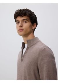 Reserved - Sweter z zapinanym golfem - beżowy. Typ kołnierza: golf. Kolor: beżowy. Materiał: dzianina, bawełna