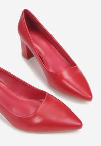 Born2be - Czerwone Czółenka Bealuen. Nosek buta: szpiczasty. Kolor: czerwony. Wzór: bez wzorów, gładki. Obcas: na obcasie. Styl: klasyczny, elegancki. Wysokość obcasa: średni #6