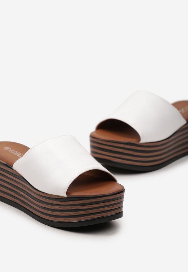 Born2be - Białe Klapki na Wysokiej Platformie Stylizowanej na Drewnianą Nistia. Nosek buta: otwarty. Kolor: biały. Materiał: skóra. Wzór: jednolity. Sezon: lato. Obcas: na platformie. Styl: klasyczny. Wysokość obcasa: średni