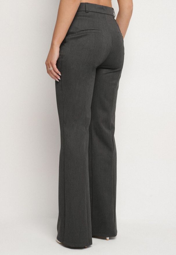 Born2be - Ciemnoszare Spodnie Garniturowe z Wiskozą o Kroju Dzwonów z Wysokim Stanem Lobiane. Okazja: na co dzień. Stan: podwyższony. Kolor: szary. Materiał: wiskoza. Styl: casual, retro