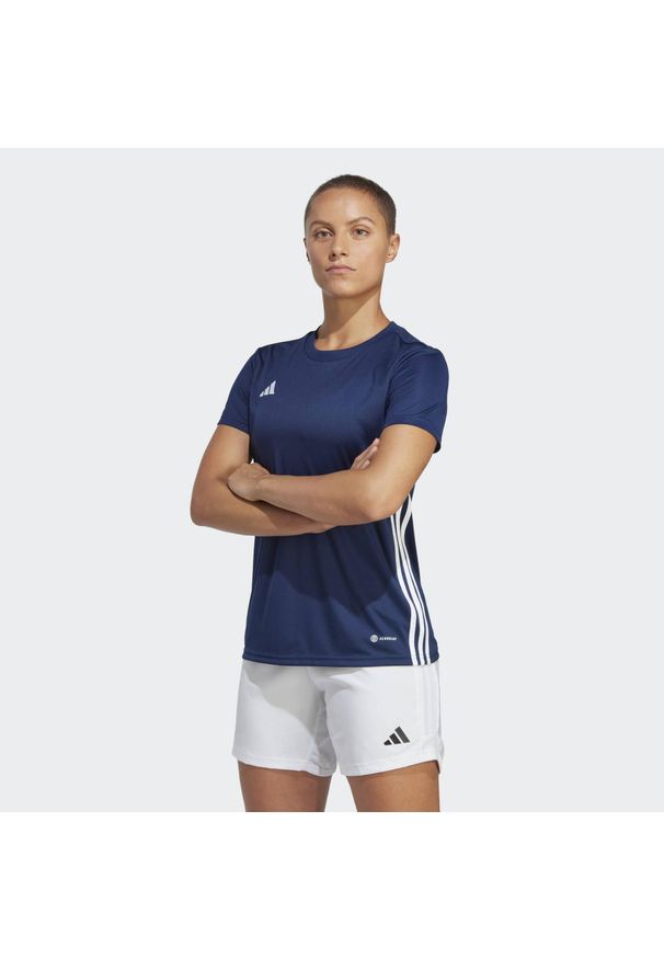 Adidas - Tabela 23 Jersey. Typ kołnierza: polo. Kolor: niebieski, wielokolorowy, biały. Materiał: jersey. Sport: piłka nożna