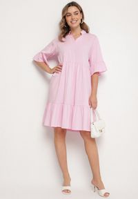 Born2be - Różowa Sukienka Rozkloszowana z Wiskozą Ozdobiona Falbanami Eviriane. Okazja: na co dzień. Typ kołnierza: dekolt w serek. Kolor: różowy. Materiał: wiskoza. Wzór: aplikacja. Typ sukienki: proste. Styl: casual #3