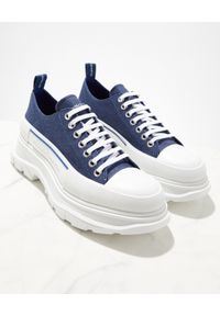 Alexander McQueen - ALEXANDER MCQUEEN - Niebieskie trampki z gumową podeszwą. Nosek buta: okrągły. Zapięcie: sznurówki. Kolor: biały. Materiał: guma. Styl: klasyczny #4
