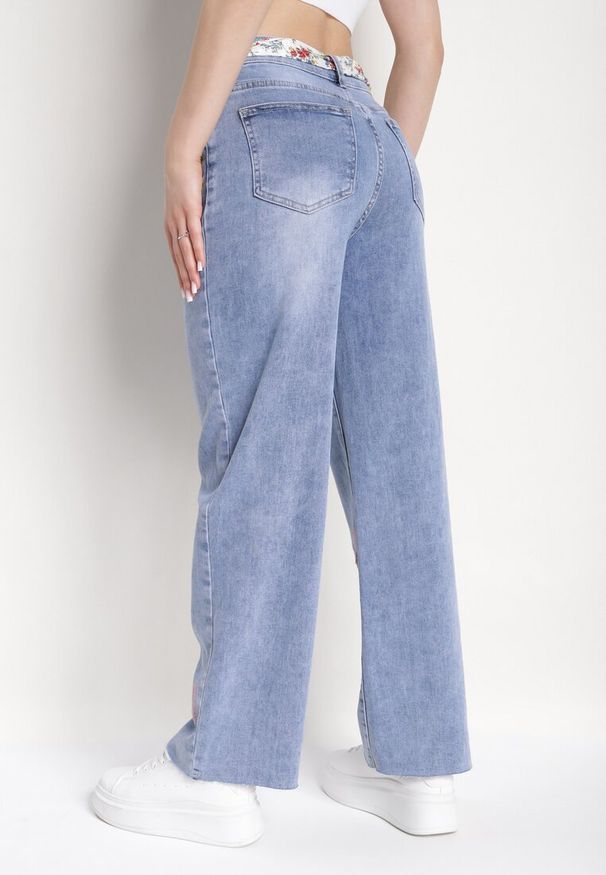 Born2be - Jasnoniebieskie Szerokie Jeansy z Bawełny Ozdobione Haftem i Materiałowym Paskiem Kaielle. Kolor: niebieski. Wzór: aplikacja, haft. Styl: elegancki