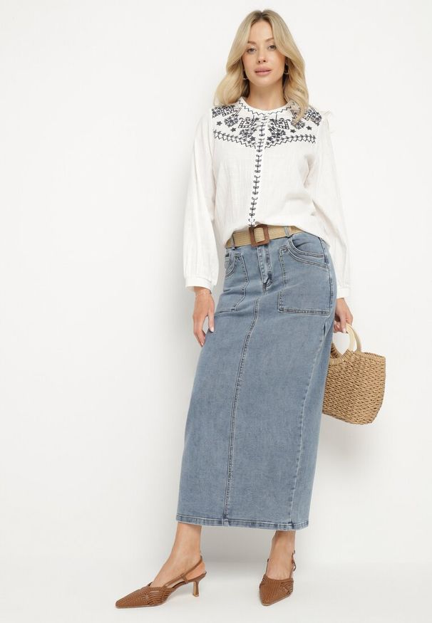 Born2be - Biała Koszula z Bawełny w Stylu Boho Zdobiona Haftem Gonilwen. Okazja: na co dzień. Typ kołnierza: kołnierzyk stójkowy. Kolor: biały. Materiał: bawełna. Wzór: aplikacja, haft. Styl: boho