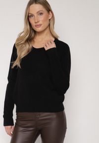 Born2be - Czarny Sweter z Wiskozą i Wełną z Dekoltem w Serek Claida. Okazja: na co dzień. Typ kołnierza: dekolt w serek. Kolor: czarny. Materiał: wełna, wiskoza. Styl: casual #4