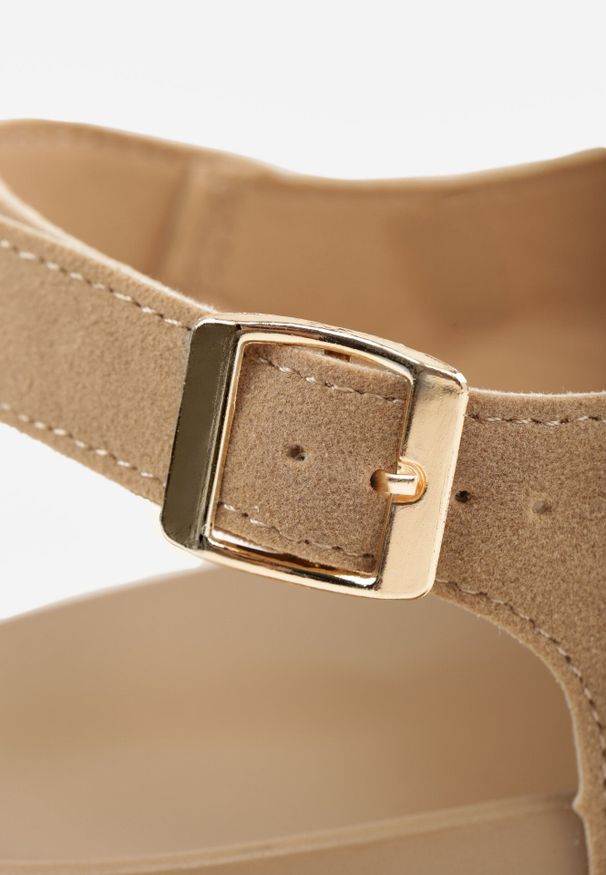 Born2be - Ciemnobeżowe Sandały w Typie Japonek z Imitacji Zamszu ze Sprzączką Arieslyn. Okazja: na co dzień. Zapięcie: sprzączka. Kolor: beżowy. Materiał: zamsz. Styl: casual