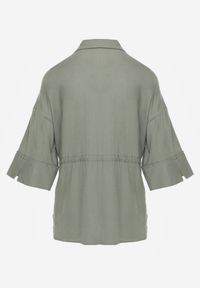 Born2be - Zielona Koszula z Bawełną i Lnem Ozdobiona Wycięciami i Ściągana w Pasie Harwinds. Okazja: do pracy, na co dzień. Kolor: zielony. Materiał: bawełna, len. Wzór: aplikacja. Styl: klasyczny, casual #8