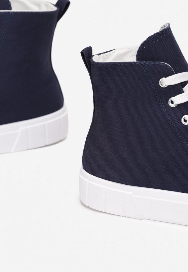 Renee - Granatowe Trampki Phaedrusa. Okazja: na co dzień. Wysokość cholewki: za kostkę. Zapięcie: sznurówki. Kolor: niebieski. Materiał: materiał, jeans. Szerokość cholewki: normalna. Obcas: na płaskiej podeszwie. Styl: casual, klasyczny