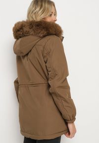 Born2be - Brązowa Dwustronna Kurtka Parka z Kapturem i Futrzaną Pikowaną Wyściółką Hetida. Okazja: na co dzień. Typ kołnierza: kaptur. Kolor: brązowy. Materiał: futro. Styl: klasyczny, casual #5