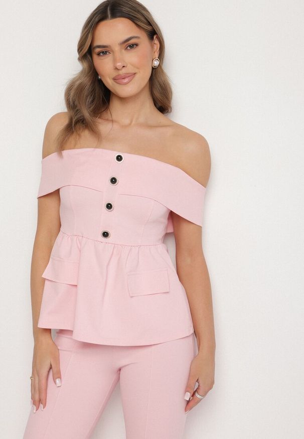 Born2be - Różowy Komplet Garniturowy Bluzka Hiszpanka z Guzikami i Spodnie Dzwony Yaskio. Kolor: różowy. Materiał: materiał. Wzór: aplikacja