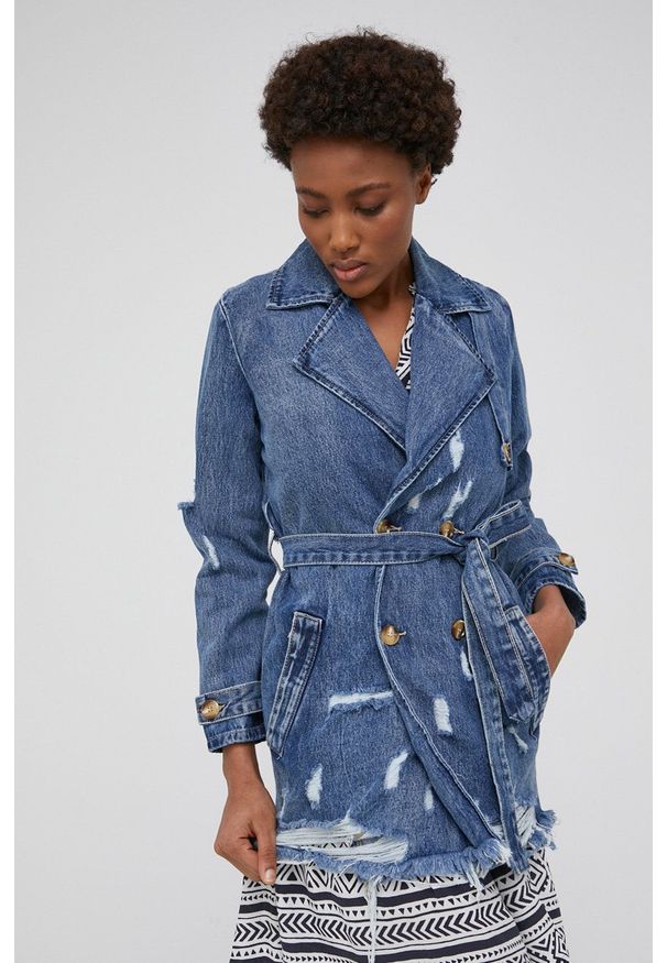 Answear Lab płaszcz jeansowy damski przejściowy dwurzędowy. Okazja: na co dzień. Kolor: niebieski. Materiał: jeans. Styl: wakacyjny