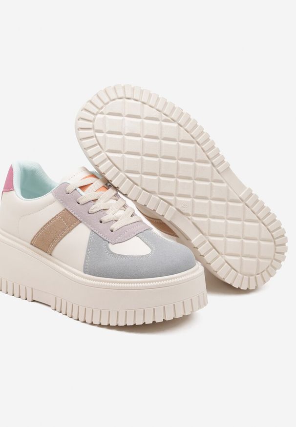 Renee - Beżowo-Niebieskie Sneakersy Typu Tenisówki na Żłobionej Platformie Lorreia. Kolor: beżowy. Materiał: jeans. Obcas: na platformie